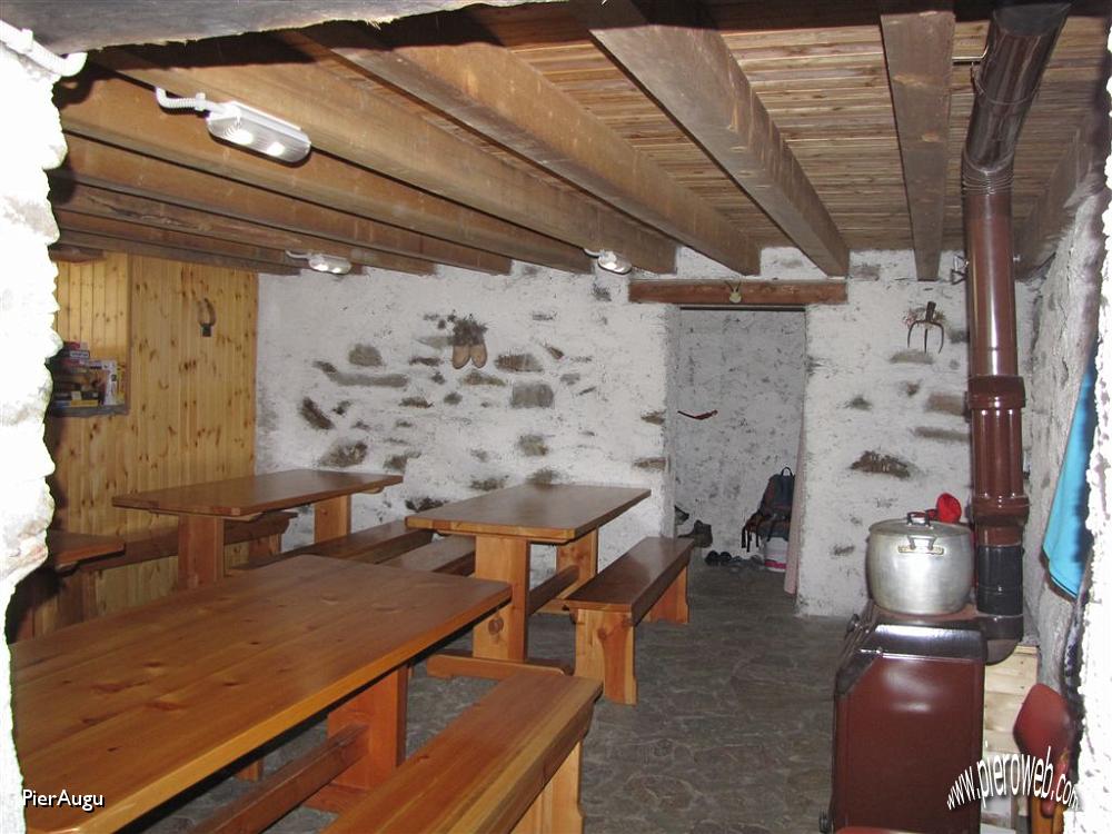 60 l'accogliente interno del rifugio.JPG